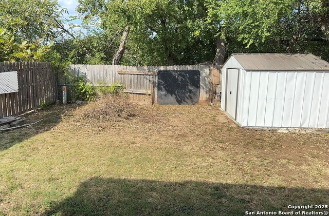 Listing photo id 14 for 6827 Maple Springs