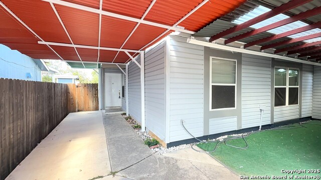 Listing photo id 0 for 6827 Maple Springs