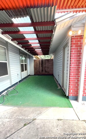 Listing photo id 2 for 6827 Maple Springs