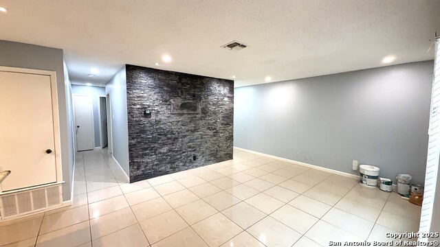 Listing photo id 3 for 6827 Maple Springs