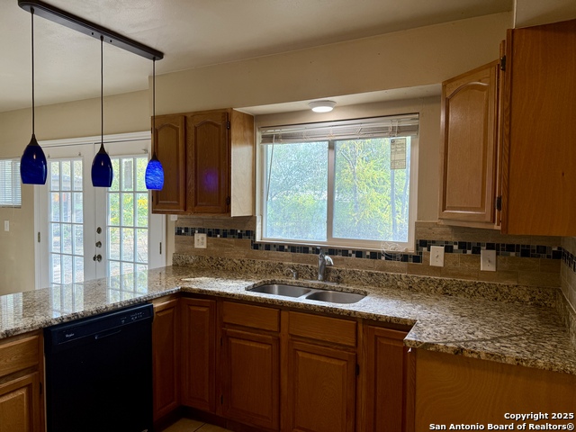 Listing photo id 12 for 3730 La Sabre Dr.