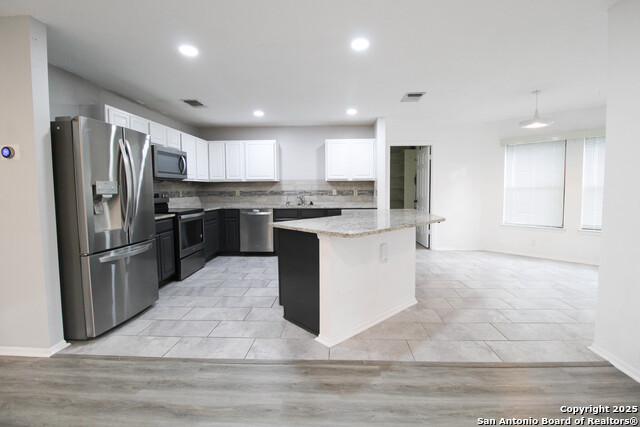 Image 9 of 48 For 14018 Hills Village N