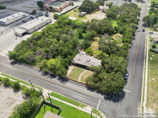 Listing photo id 2 for 5400 Thistle Dr.