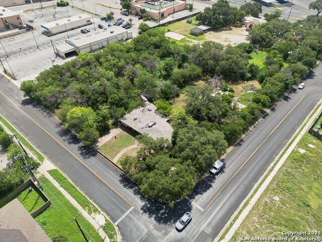 Listing photo id 4 for 5400 Thistle Dr.