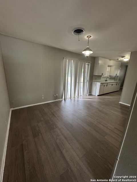 Image 5 of 19 For 4414 Hall Park