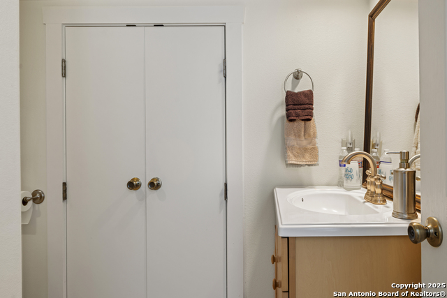 Image 24 of 34 For 904 Lincoln N