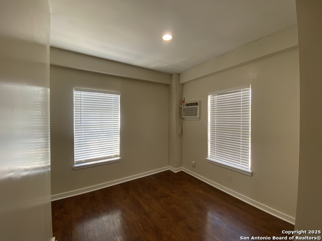 Image 8 of 13 For 526 Presa St S 4