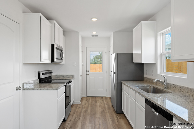 Listing photo id 8 for 4511 Caracara Court