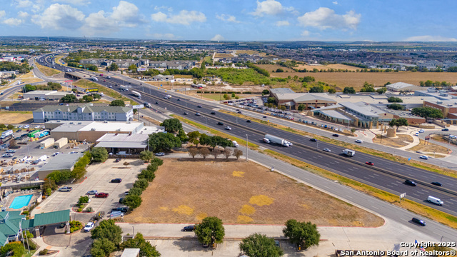 Listing photo id 8 for 1501 Business Ih 35 N