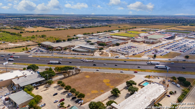 Listing photo id 9 for 1501 Business Ih 35 N