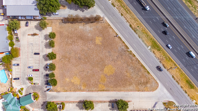 Listing photo id 1 for 1501 Business Ih 35 N
