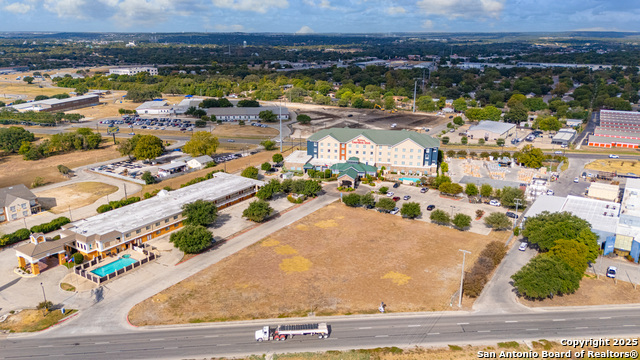 Listing photo id 3 for 1501 Business Ih 35 N