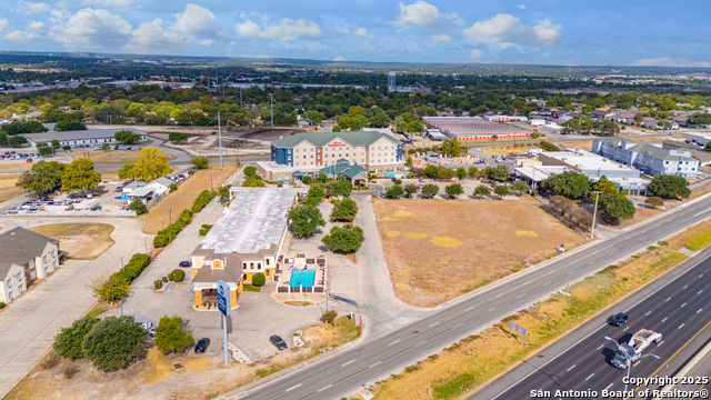 Listing photo id 5 for 1501 Business Ih 35 N