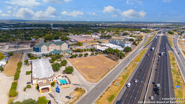 Listing photo id 6 for 1501 Business Ih 35 N