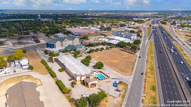 Listing photo id 7 for 1501 Business Ih 35 N