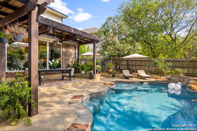 Listing photo id 30 for 18039 Summer Knoll