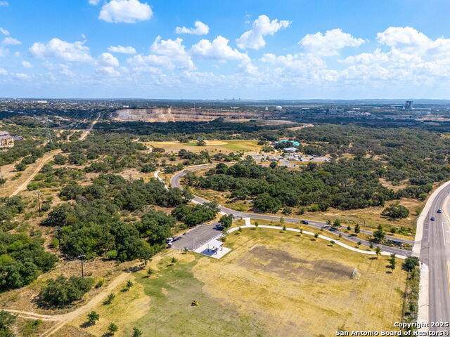 Listing photo id 41 for 18039 Summer Knoll