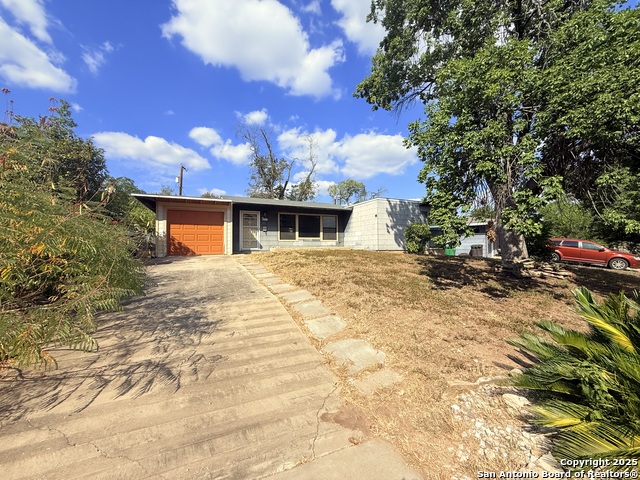 Image 2 of 14 For 607 Blakeley Dr