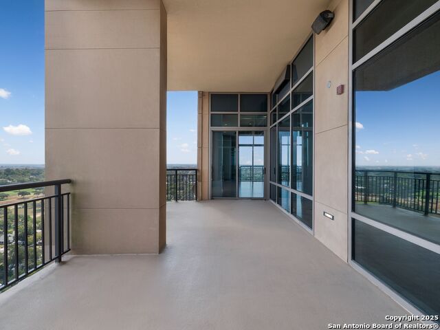 Listing photo id 8 for 4242 Broadway Apt 2002