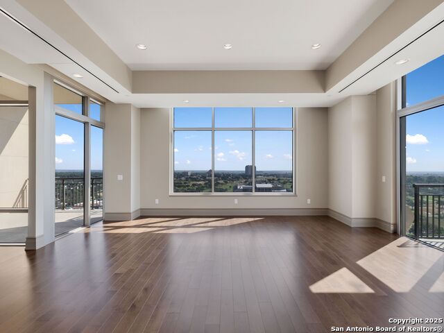 Listing photo id 9 for 4242 Broadway Apt 2002