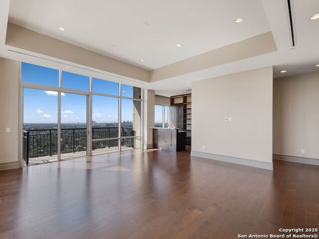 Listing photo id 10 for 4242 Broadway Apt 2002
