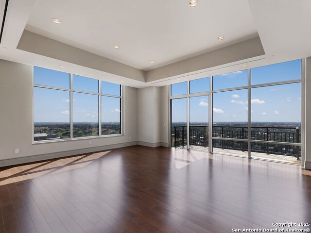 Listing photo id 11 for 4242 Broadway Apt 2002