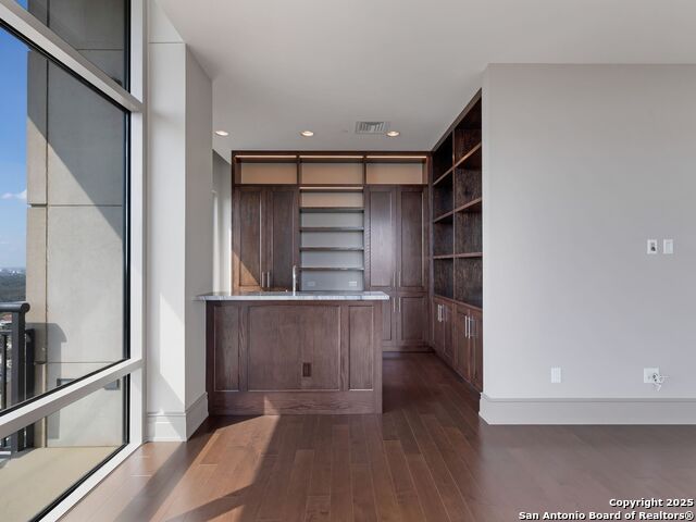 Listing photo id 13 for 4242 Broadway Apt 2002