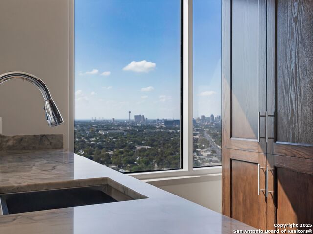 Listing photo id 15 for 4242 Broadway Apt 2002