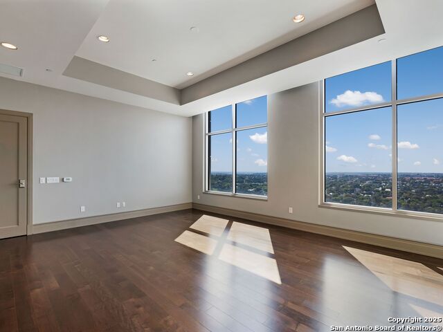Listing photo id 16 for 4242 Broadway Apt 2002