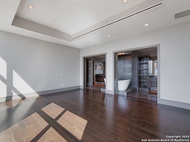 Listing photo id 18 for 4242 Broadway Apt 2002