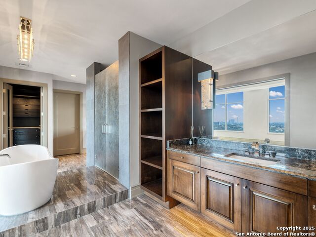 Listing photo id 19 for 4242 Broadway Apt 2002