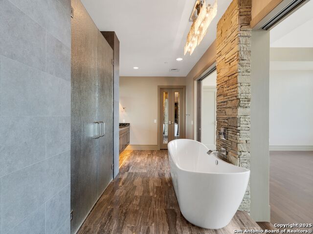 Listing photo id 20 for 4242 Broadway Apt 2002