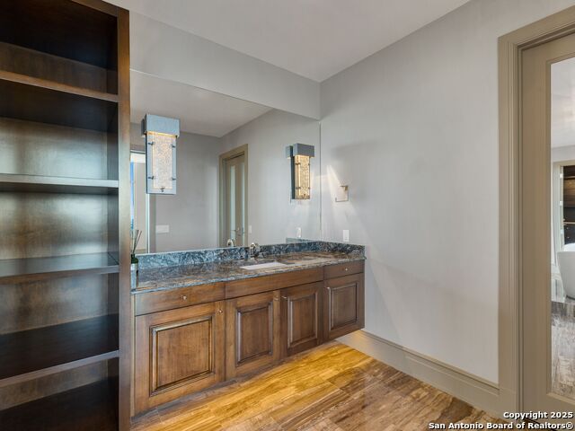 Listing photo id 21 for 4242 Broadway Apt 2002