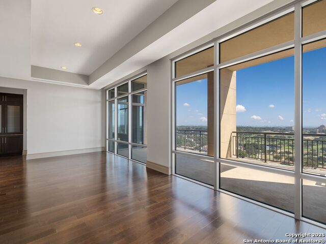 Listing photo id 1 for 4242 Broadway Apt 2002