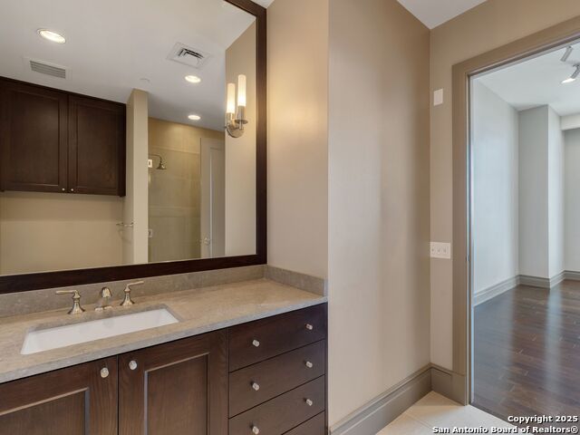 Listing photo id 29 for 4242 Broadway Apt 2002