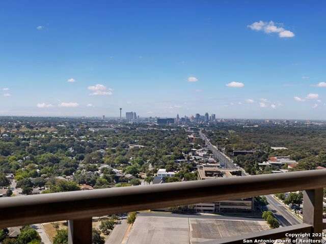 Listing photo id 32 for 4242 Broadway Apt 2002