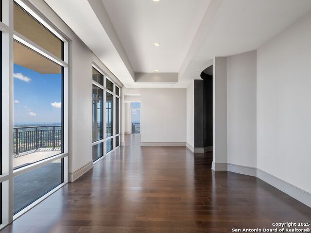 Listing photo id 2 for 4242 Broadway Apt 2002