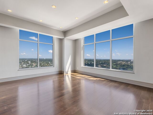 Listing photo id 3 for 4242 Broadway Apt 2002