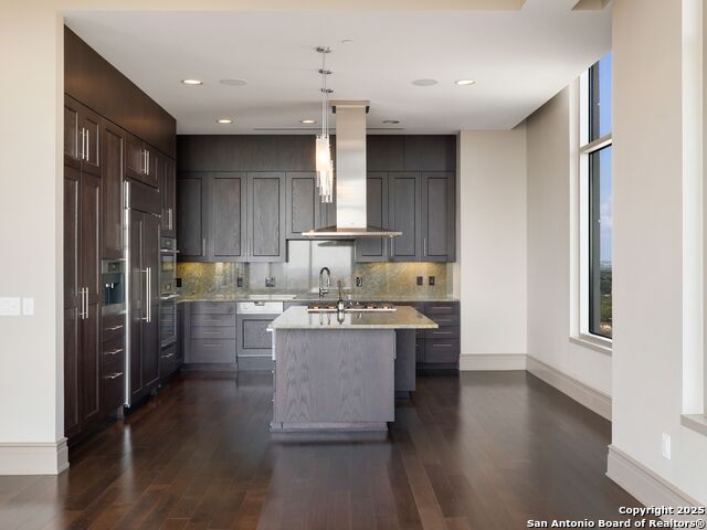 Listing photo id 4 for 4242 Broadway Apt 2002