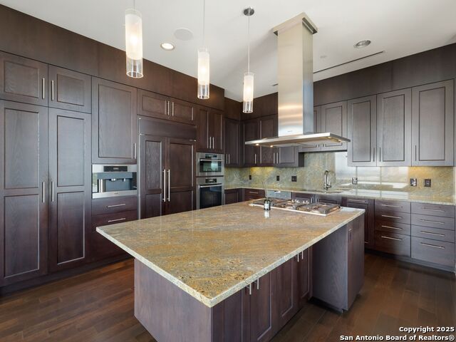 Listing photo id 5 for 4242 Broadway Apt 2002