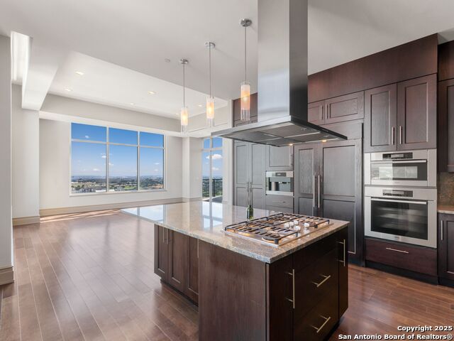 Listing photo id 6 for 4242 Broadway Apt 2002