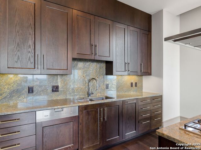 Listing photo id 7 for 4242 Broadway Apt 2002