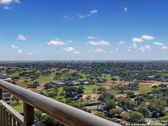 Listing photo id 33 for 4242 Broadway 2002