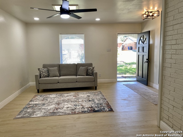 Image 4 of 18 For 4218 Modena Dr