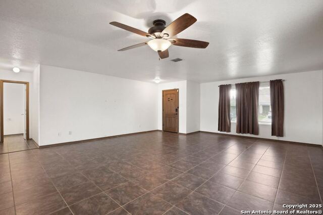 Listing photo id 8 for 668 Crossing Nw