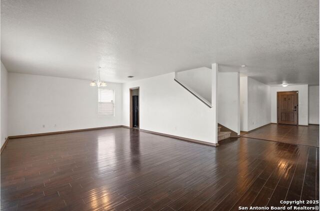 Listing photo id 11 for 668 Crossing Nw