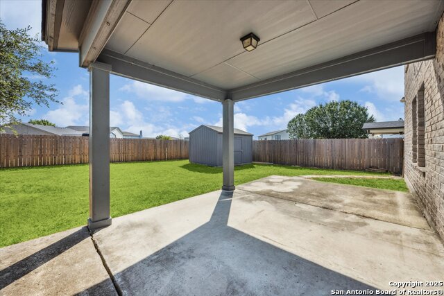 Listing photo id 18 for 668 Crossing Nw