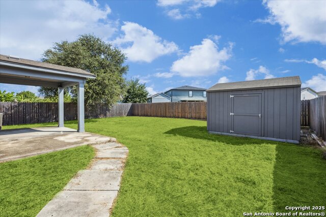 Listing photo id 19 for 668 Crossing Nw