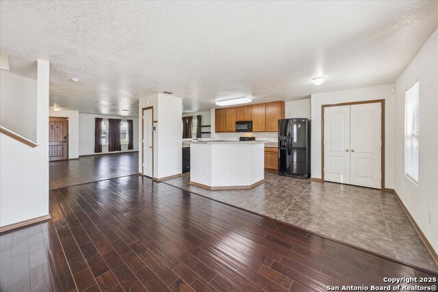 Listing photo id 2 for 668 Crossing Nw