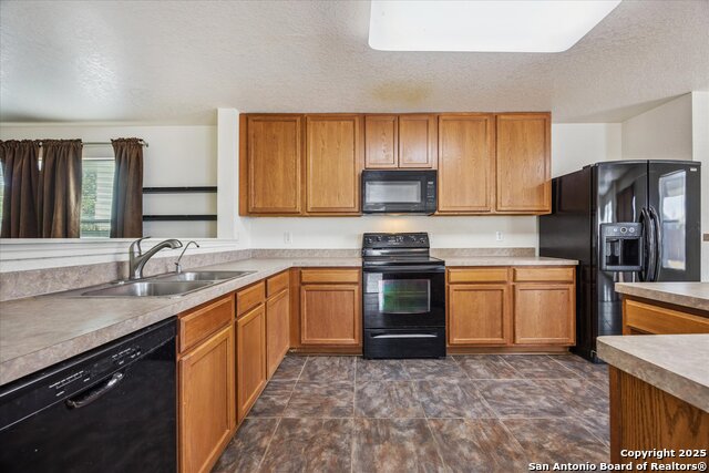 Listing photo id 4 for 668 Crossing Nw